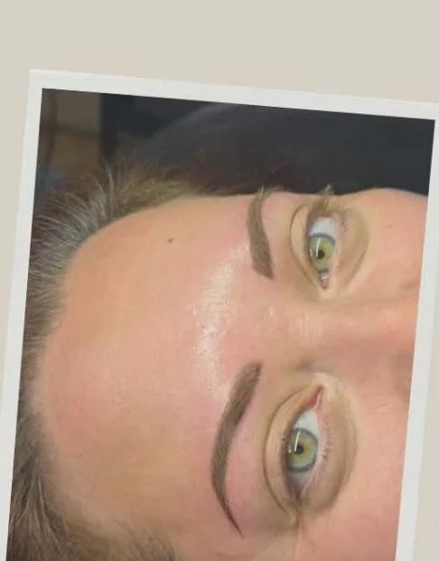 Après maquillage semi-permanent des sourcils à Monnaie près de Tours